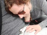 Vamos a recoger q mi novio pero no puedo resistirme a chuparsela a su amigo 1/16