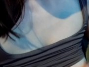 Играю с сосками в машине, мастурбирую и кончаю на парковке 4/16