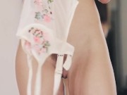 Ненасытная сучка мастурбирует и трахает свою писечку и задницу секс игрушками крупным планом. DP. 1/16