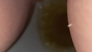 I held this pee for 2 hours playing my PS4 and you can watch it in 4K 