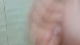 Joven de 18 se masturba en el baño mientras su familia no se da cuenta 