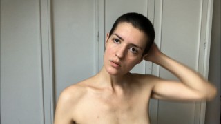 MENINA MORENA LATINA BONITA SE VESTE E COLOCA MAQUIAGEM - Deessebronzee