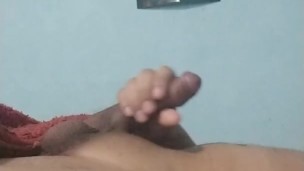 Chico latino se pajea en su cuarto mientras su familia 