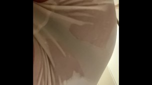 レギンスを履いてお漏らし。パンツまでびちょびちょに濡らすpeeing in leggings pants