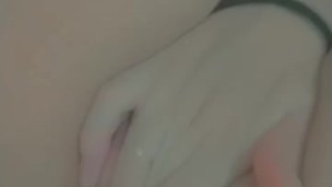 menina colocou os dedos em sua buceta molhada e idiota, dedilhado 