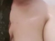 Toco mis tetas mientras me baño