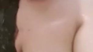 Toco mis tetas mientras me baño