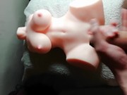 Ejaculer sur la poupée