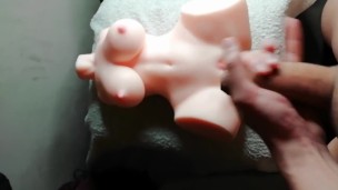 Ejaculer sur la poupée