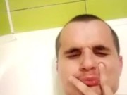 Куколд вонюша ущербно подрачивает в ванной скуля 1/16