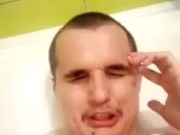 Куколд вонюша ущербно подрачивает в ванной скуля 4/16