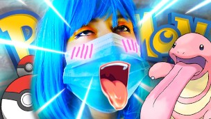 O treinador do Pokemon pegou um orgasmo com um plugue no bunda - Pokemon Cosplay