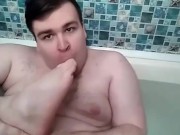 Артем лижет ноги в ванной и дрочит self suck autofellatio self footjob