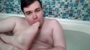 Артем лижет ноги в ванной и дрочит self suck autofellatio self footjob