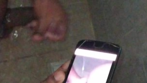Flagrei meu amigo se masturbando com meus videos