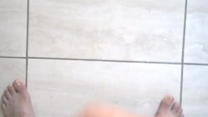 Me masturbo en la habitacion mientras mi compañero trabaja