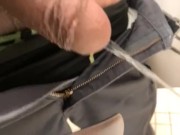 Chico caliente orinado en un baño público 