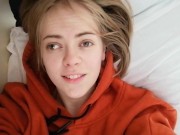 Русская извращенка мастурбирует в поезде, пока две старушки дают храпака на соседних полках