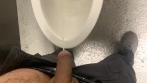 Orinado en el baño de mi trabajo cuando hay más chicos en el baño 