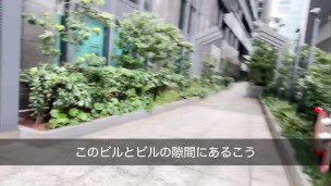 ビルとビルの隙間を歩く男