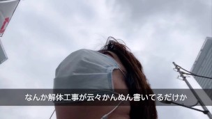 バリケードゾーンを歩く男