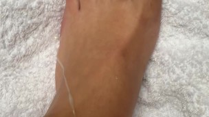 British tanned boy jerks off and nuts on his feet (HOT CUMSHOT ON FOOT)