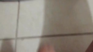 Masajeando mi verga a través de mi trusa