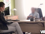 VIP4K Sexy lady sabe cómo hacer que el hombre firme todos los papeles necesarios 3/16