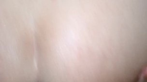 Трахаю свою попку игрушкой в публичном туалете