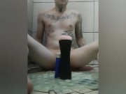 Metendo em um masturbador em formato de anus 