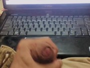 Mientras veo porno empiezo a masturbarme la verga 