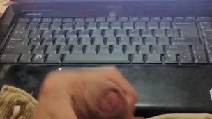 Mientras veo porno empiezo a masturbarme la verga 