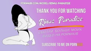 Милая показывает пяточки и ступни