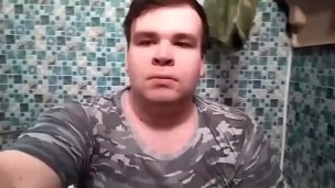 Артем моется в ванной дрочит ногами сам себе и лижет ноги self suck autofellatio self footjob