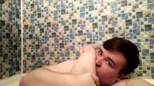 Артем сосет сам себе дрочит ногами лижет ноги в ванной self suck autofellatio self footjob