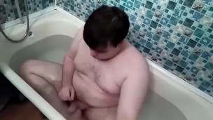 Артем дрочит член дрочит ногами в ванной лижет ноги self suck autofellatio self footjob self suck