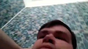 Артем дрочит член дрочит ногами в ванной лижет ноги self suck autofellatio self footjob self suck