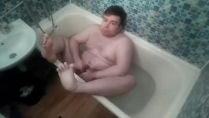 Артем сосет сам себе дрочит ногами лижет ноги в ванной self suck autofellatio self footjob