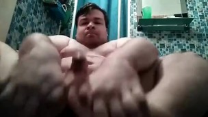 Артем сосет сам себе дрочит ногами лижет ноги self suck autofellatio self footjob