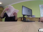 VIP4K Lady aime les relations sexuelles orales et vaginales et obtient un prêt pour cela 1/16