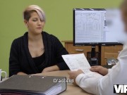 VIP4K Lady aime les relations sexuelles orales et vaginales et obtient un prêt pour cela 3/16