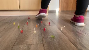 Die Armee der Gummibärchen legt sich mit Angel an und wird gnadenlos zertreten