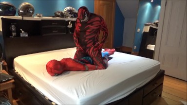 carnage s’amuse avec le mannequin spiderman