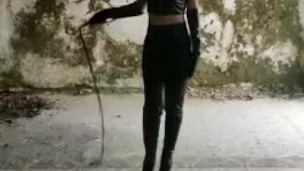 Mistress Susanna guerriero con la frusta 