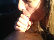 Me subo al coche de un desconocido y le hago una mamada 14/16