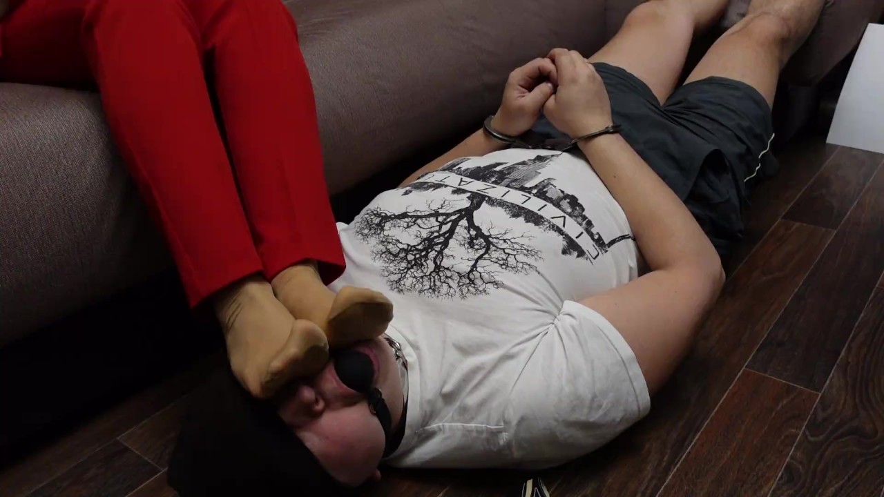 Mistress in stockings puts feet on slave face femdom foot fetish - 無料セックスビデオ - RedTube