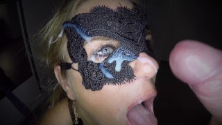 Garganta fodendo enquanto ela se fode com um grande vibrador na bunda e dá a ela um tratamento facial