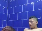 Me folla dentro del jacuzzi y me trago su gran semen
