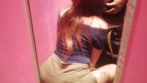 Chupando verga en probador, me llena la cara de semen frente a mi esposo