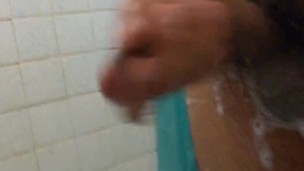 Jalandomela con jabón y agua en la ducha 